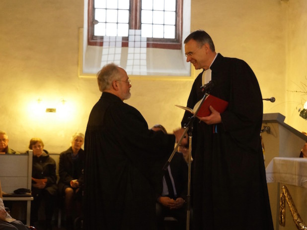 Synodalassessor Thomas Ruffler dankte Peter Pietschmann für seine Jahrzehnte währenden Verdienste im Kirchenkreis An der Agger und in der Gemeinde Müllenbach-Marienheide (Foto: Kirchenkreis/Birgit Niemand).