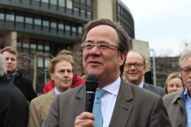 CDU Fraktionschef Armin Laschet und Peter Biesenbach (Hintergrund links) nahmen die Demonstranten ernst.