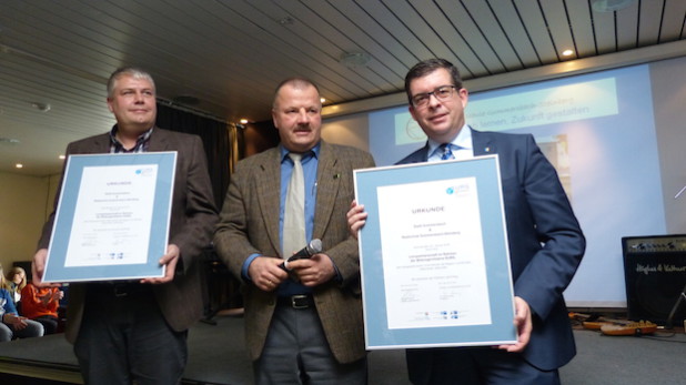 Schulleiter Detlef Betz, IHK-Geschäftsführer Michael Sallmann und Bürgermeister Frank Helmenstein (v.l.) - Foto: Stadt Gummersbach