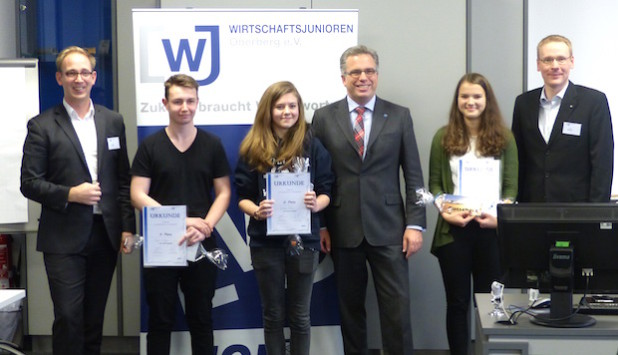 Von links nach rechts: Michel Zacher (Kreissprecher WJO 2015/2016), Björn Engel (3. Platz), Juliane Lang (2. Platz), Jörn Bielenberg (Geschäftsführer August Rüggeberg GmbH & Co. KG), Luisa Zindler (Kreissiegerin) und Jörg Dißmann (Projektleiter WWW) - Foto: Wirtschaftsjunioren Oberberg e.V.