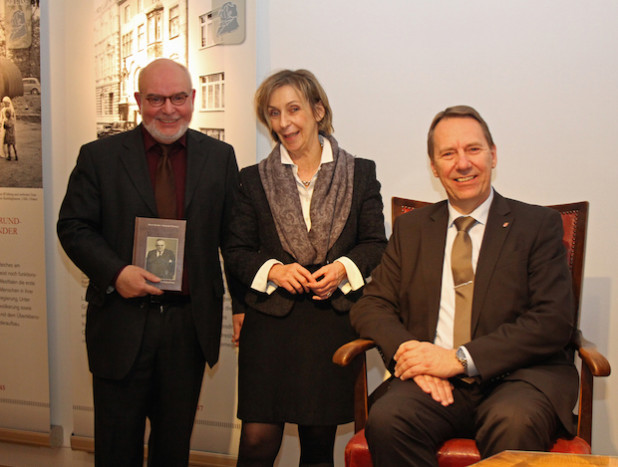 Kreisarchivar Gerhard Pomykaj, Museumsdirektorin Dr. Gudrun Sievers- Flägel und Landrat Jochen Hagt präsentierten in der Sonderausstellung auch Teile des Nachlasses des ehemaligen Landrats Dr. August Dresbach (Foto: OBK).