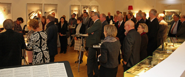 Die Feierstunde zum 40-jährigen Bestehen des Oberbergischen Kreises fand im Rahmen der Sonderausstellung im White Cube auf Schloss Homburg statt (Foto: OBK).