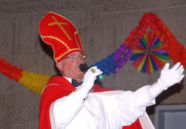 Moderator Werner Puhl wird wieder in gewohnter Weise durch das Programm des Pfarrkarnevals führen (Archivfoto: C. Buchen).