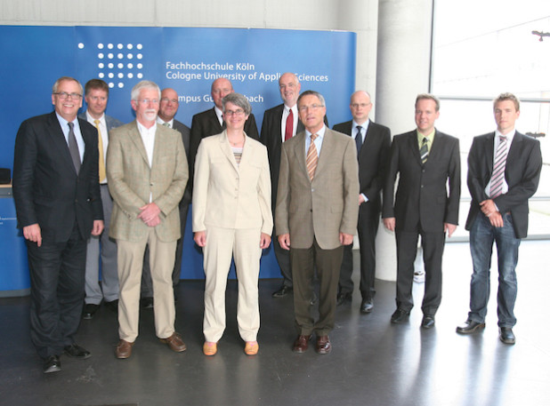 Zahlreiche Beteiligte beim Start der Stiftungsprofessur im Juni 2010, in der Mitte Frau Prof. Dr. Simone Lake - Foto: Manfred Stern/TH Köln.