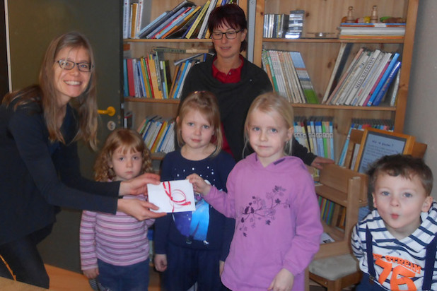 Spende an das Kinderhospiz: Die Kinder und Kita-Leiterin Petra Fuchs (hinten) übergaben ihre Spende an Nicole Binnewitt (links) vom Kinderhospiz Balthasar in Olpe - Foto: Johanniter-Unfall-Hilfe e.V.