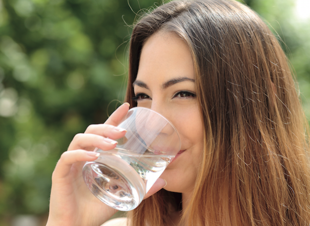 Regelmäßig zu trinken ist wichtig! Dabei sollte man energiearme Getränke bevorzugen. Reines Wasser ist daher gut und kann ggf. durch Tees und verdünnte Säfte ergänzt werden. Foto: Plose Quelle AG/akz-o
