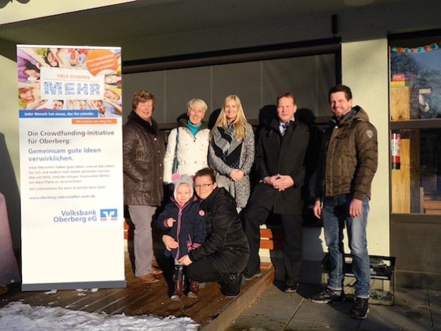 Stellvertretend für die Unterstützer des Projektes (v.l.): Christiana Gutowski, Martina Kalkum, Anne Jahn, Rolf Schuster, Jan Gutowski und Julia Welter mit Tochter vor dem neuen Verdunklungsrollo - Foto: Jan Gutowski.