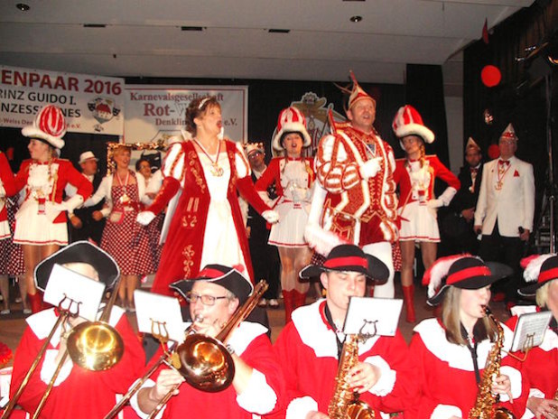 Das Denklinger Prinzenpaar und der Musikverein Lichtenberg (Foto: Juppi Steinfort)