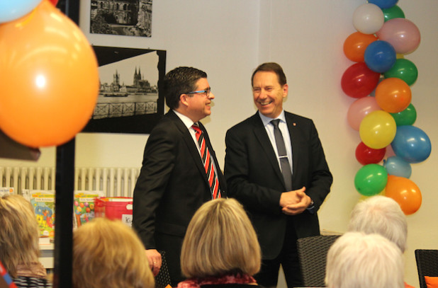 Landrat Jochen Hagt (r.) und Bürgermeister Frank Helmenstein setzen sich gemeinsam für den gesicherten Fortbestand der Bibliothek ein (Foto: OBK).