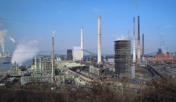 Blick auf Thyssen-Krupp Steel in Duisburg-Bruckhausen (Foto: Stefan Kayser, Quelle: Gesamtschule Marienheide)