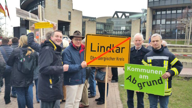 Von links nach rechts: Am Rande der Bannmeile vor dem Landtag demonstrierten der Allgemeine Vertreter des Bürgermeisters, Oliver Flohr, Ratsmitglied Armin Brückmann (CDU), Gemeindekämmerer Werner Hütt und Bürgermeister Dr. Georg Ludwig gegen einen Spardruck, der zu Lasten der Bürgerinnen und Bürger geht - Foto: Gemeinde Lindlar.