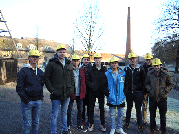 Ein Teil des Kurses auf dem Gelände des Industrie-Museums „Zeche Nachtigall“ (Foto Stefan Kayser, Quelle: Gesamtschule Marienheide)