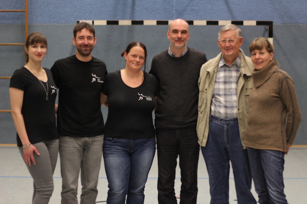 Foto von links nach rechts: Tatjana Markewitsch (aktuelle Kassenwärtin) Erik Niedermeier (aktueller 1. Vorsitzender) Saskia Höller (aktuelle 2. Vorsitzende) Osman Uzgidis ( bisheriger 1. Vorsitzender) Rolf Weidmann ( bis vor 2 Jahren Kassenwart) Elke Wilke ( bisherige 2. Vorsitzende) (Quelle: FSG Fechtsport Gummersbach e.V.)