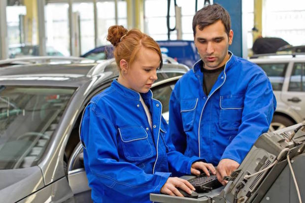 Computer und elektronische Prüfsysteme gehören heute zum Arbeitsalltag eines Kfz-Mechatronikers (Foto: djd/Kfzgewerbe).