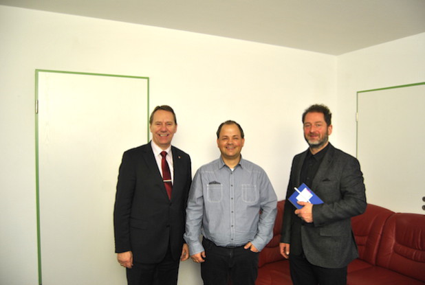 Landrat Jochen Hagt (links), Sven Oliver Rüsche (Mitte) und Philipp Ising (rechts)