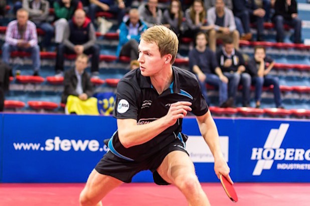 Benedikt Duda möchte seine klare 0:3-Niederlage gegen Pitchford aus dem Hinspiel wettmachen (Quelle: Carsten Bosch/TTC Schwalbe Bergneustadt).