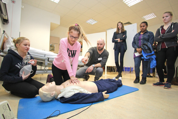 Die Reanimation wurde im im Gesundheits- und Bildungszentrum Oberberg geübt (Foto: OBK).