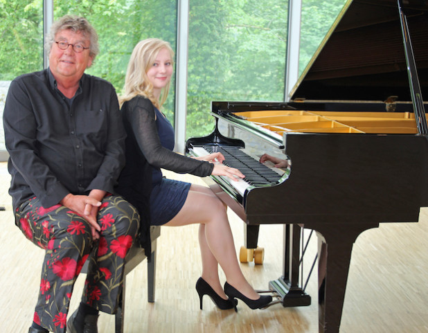 Lutz Görner und Nadia Singer stehen am 27. Februar 2016 in der Neuen Orangerie des Museum und Forum Schloss Homburg auf der Bühne.(Foto:OBK) 