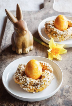 Schöner Blickfang für den Osterbrunch: leckere Osternester mit Haferflocken. Foto: djd/Hafer Die Alleskörner