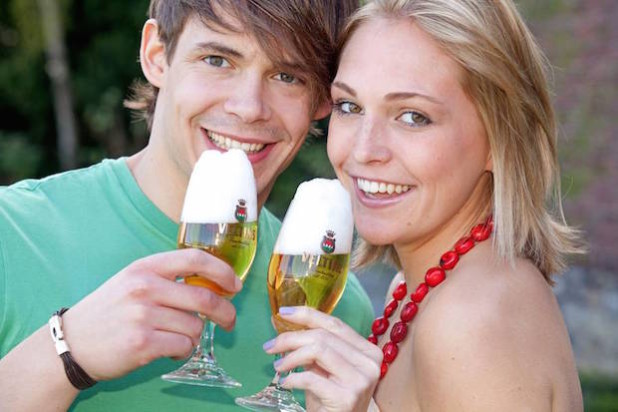 Ein maßvoller Biergenuss kann positive Aspekte im Hinblick auf Ernährung und Gesundheit haben. Foto: djd/Brauerei C. & A. Veltins 