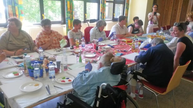 Menschen mit und ohne Handicap nehmen am Literatur- und Malkurs des Treffpunkts Lebensfreude teil. Der Kurs enstand aus dem Reichshofer Weitblick-Projekt "Treffpunkt Lebensfreude". (Foto: Rita Pack)