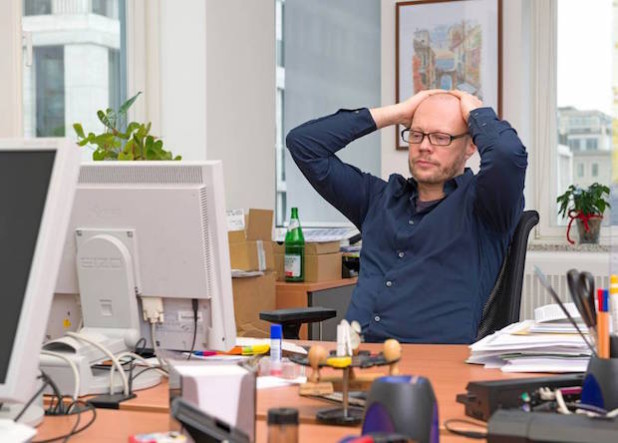 Täglich geht eine Vielzahl von Informationen am Arbeitsplatz ein - auf Dauer kann dies bei vielen Menschen Stress auslösen und in der Folge zu Rückenbeschwerden führen (Foto: djd/DGUV).