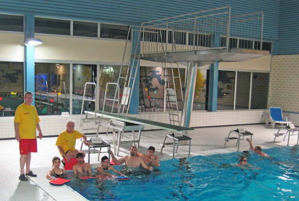 Frank Behrendt (l.) und sein Kollege Karl Geisler bringen der Gruppe das Schwimmen bei. (Foto: Frank Behrendt) 