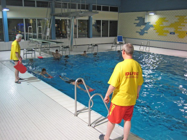 Die Teilnehmerinnen und Teilnehmer lernen erst Kraulen und anschließend Brustschwimmen. (Foto: Frank Behrendt)
