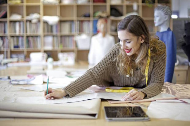 Sicher in die Selbstständigkeit: Existenzgründer sollten sich finanziell gegen typische Risiken absichern, die ihren Plänen einen Strich durch die Rechnung machen können (Foto: djd/www.communitylife.de/Berc/istock).