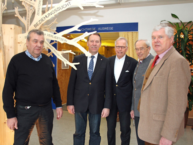 Wollen die Einrichtung in Wiehl-Bielstein etablieren (v.l.n.r.): Erich Wieseler, 2. Vors. des VFS; Landrat Jochen Hagt; Unternehmer Tom Rüggeberg; Axel Gadebusch, Vors. des VFS und Sozialdezernent Dr. Jorg Nürmberger (Foto: OBK).