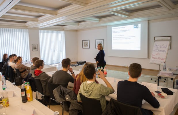 44 Jugendliche, die am diesjährigen Deutschen Gründerpreis für Schüler teilnehmen, folgten der Einladung der Kreissparkasse Köln zum Finanzworkshop, durch den Cornelia Wohlrab vom NUK Neues Unternehmertum Rheinland e. V. führte. (Quelle: Kreissparkasse Köln)