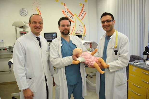 Dr. Roland Adelmann (Chefarzt der Kinderklinik), Oberarzt Dr. Guido Weißhaar, Kinderarzt Abdel Wahed Alwan, Schatzmeister des Fördervereins der Kinderklinik (Quelle: Klinikum Oberberg GmbH)