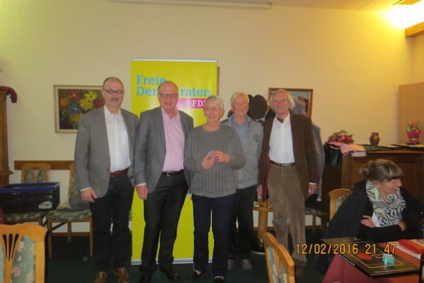 Jubilare (v.li.): Dieter Wagener, Jürgen Schumacher, Ina Albowitz-Freytag, Dr. Hansjochen Kochheim, Dr. Herbert Berger (Quelle: FDP Gummersbach)