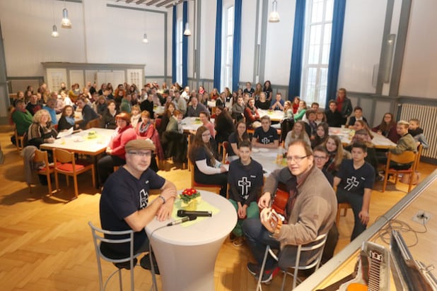 Andacht bei der Mitarbeiteraufbauschlung im Ev. Gemeindehaus Bergneustadt mit dem Synodalen Jugendreferent Harald Hüster (re.) und Chris Eggermann, Gemeindereferent der Evangelischen Kirchengemeinde Bergneustadt (Foto: Kirchenkreis/Michael Kleinjung)