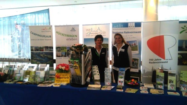 v.l.n.r.: Heike Rösner (Schloss - Stadt Hückeswagen) und Heike Ueberall (Stadt auf der Höhe Radevormwald) am Stand in Bad Godesberg (Quelle: Schloss-Stadt Hückeswagen)