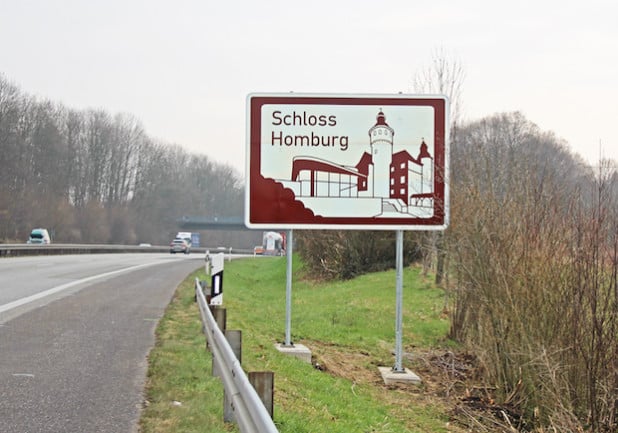 m Bereich der Anschlussstelle Gummersbach weist jetzt ein Schild auf Schloss Homburg hin. (Foto: OBK) 