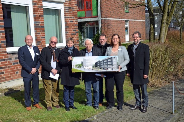 (v.li): Johannes Grundmann, Assistent der Geschäftsführung der HELIOS Klinik Wipperfürth; Martin Wurth, Vorstandsvorsitzender des Kirchenvorstandes; Alexandra Flosbach, Architektin; Werner Kemmerich, Investor; Thomas Ufer, stellv. Vorsitzender des Kirchenvorstandes; Daniela Becker, Klinikgeschäftsführerin und Michael von Rekowski, Bürgermeister (Quelle: HELIOS Klinik Wipperfürth)