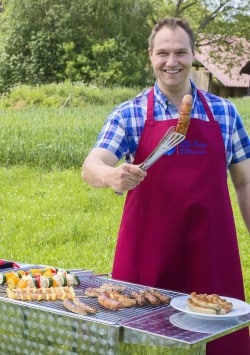 Außen rundum braun und knusprig, innen gar und saftig - so muss eine Bratwurst sein. Foto: djd/qs-live.de 