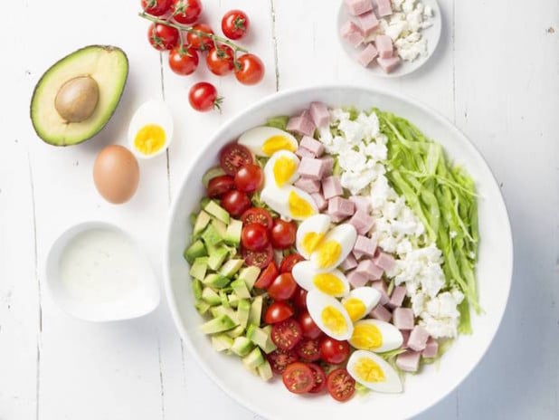 Sommerlich-leicht und ganz einfach zuzubereiten: Der Schichtsalat ist ein Klassiker, der zu Grill- und Gartenfesten einfach dazugehört. Foto: djd/Knorr