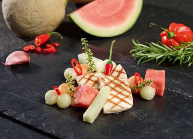 Grillkäse mit Melone: Diese Rezeptidee von Sternekoch Nelson Müller schmeckt nicht nur denen, die ein fleischloses Barbecue bevorzugen. Foto: djd/proFagus 