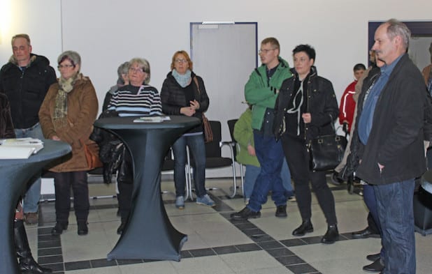Die Ausstellerinen und Aussteller der Malkurses konnten viele Gäste im Kreishausfoyer begrüßen. (Foto: OBK)