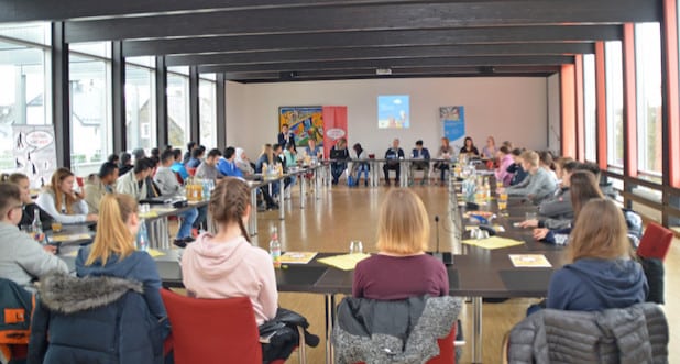 Im Nümbrechter Ratssaal kamen Schülerinnen und Schüler des Homburgischen Gymnasiums Nümbrecht und Flüchtlinge zusammen. (Foto: OBK)