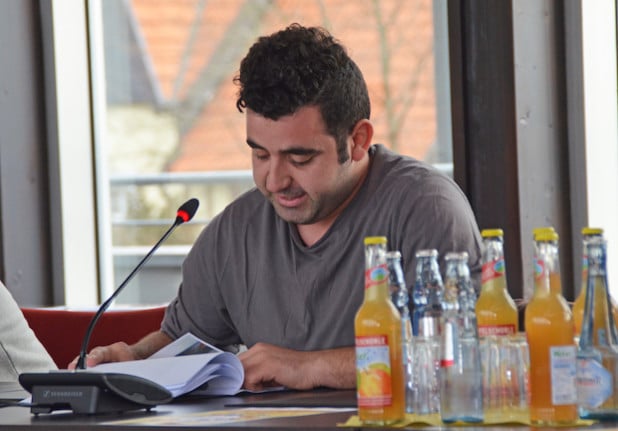 Mustafa ist vor sechs Monaten aus Syrien geflohen und besucht seit vier Monaten einen Deutschkurs. Sein Mut auf Deutsch vorzulesen wurde mit viel Applaus belohnt. (Foto: OBK)