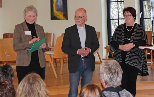 Sigrid Ritzmann-Striss vom KI (v.l.), Dieter Brüser(Freundekreis Asyl Waldbröl) und die Referentin Heike Veit begrüßten die Teilnehmergruppe im CVJM-Vereinshaus Waldbröl-Lützingen. (Foto: OBK)