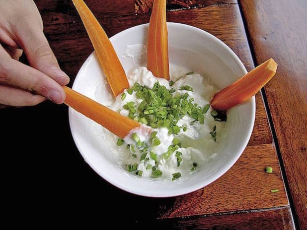 Kleingeschnitten und mit saurer Sahne vermischt, ergibt Sedanina einen frischen und aromatischen Dipp. Foto: djd/Rühlemann's Kräuter und Duftpflanzen