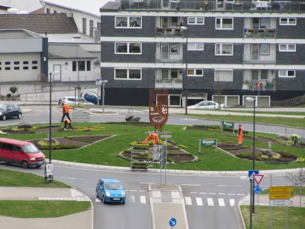 Die Mitarbeiter des Bauhofes bepflanzen den Bergischen Kreisel (Quelle: Andreas Schröder )