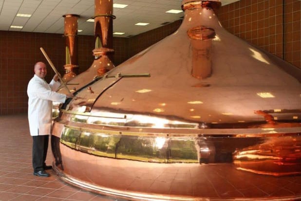 Jens Hofmann bei der Prüfung des frischen Suds im Sudhaus der ERZQUELL Brauerei. (Quelle: Erzquell Brauerei Bielstein)