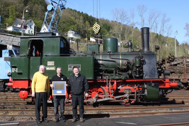 Volker Eisenhauer (Vorstandsmitglied) und Niels Neubauer (1. Vorsitzender) der IG Bw Dieringhausen überreichten Christian Hinz, dem Geschäftsführer der Gizeh Raucherbedarf GmbH (Mitte), die Spendentafel zur Aktion „Weichstellung“ mit einer Danksagung vor dem „Bergischen Löwen“ (Quelle: GIZEH Raucherbedarf GmbH)