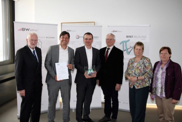 Foto (s. Anhang): Dietmar Meder (Vorsitzender SCHULEWIRTSCHAFT NRW, Ingolf Weber, Thomas Krupp, Reimund Herringer, Sylvia Löhrmann (Schulministerin), Ulrike Baschlau-Kolle (Laudatorin) (Quelle: Städtische Gesamtschule Gummersbach)