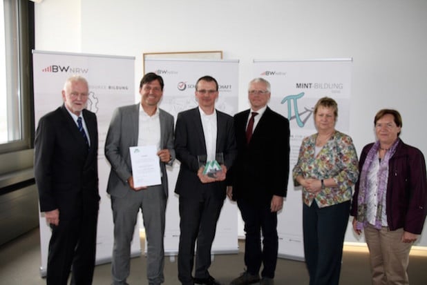 Foto (s. Anhang): Dietmar Meder (Vorsitzender SCHULEWIRTSCHAFT NRW, Ingolf Weber, Thomas Krupp, Reimund Herringer, Sylvia Löhrmann (Schulministerin), Ulrike Baschlau-Kolle (Laudatorin) (Quelle: Städtische Gesamtschule Gummersbach) 